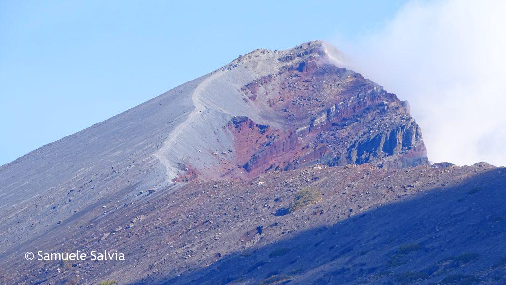 Dettaglio della vetta del vulcano Rinjani (3726 mslm), con il sentiero che conduce in cima.