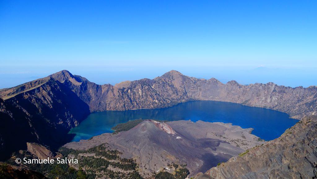 La caldera del vulcano Rinjani con il lago Segara Anak al suo interno. Ci troviamo sul secondo vulcano più alto dell'Indonesia!