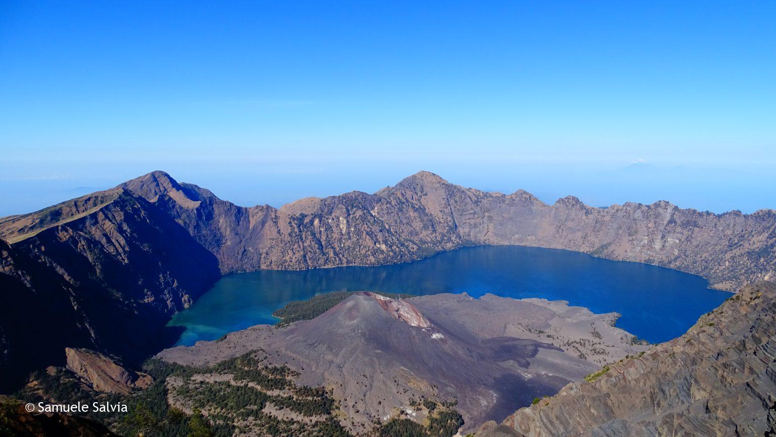 La caldera del vulcano Rinjani con il lago Segara Anak al suo interno. Ci troviamo sul secondo vulcano più alto dell'Indonesia!