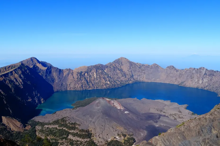 contatti, samuele salvia, La caldera del vulcano Rinjani con il lago Segara Anak al suo interno. Ci troviamo sul secondo vulcano più alto dell'Indonesia!