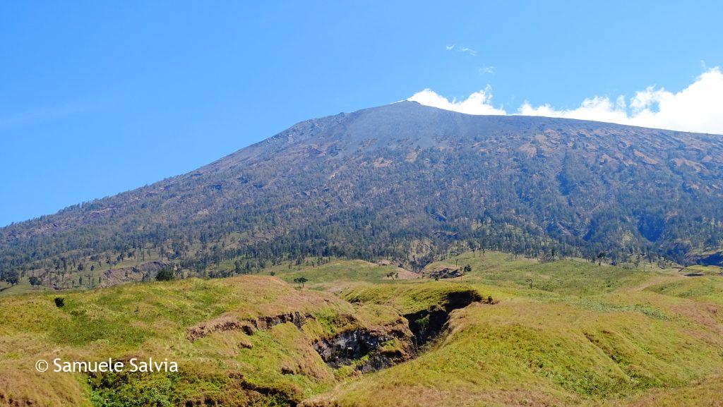 Il vulcano Rinjani, il secondo più alto dell'Indonesia, lungo il sentiero che sale verso la cima durante il primo giorno di trekking.
