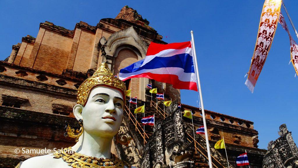 Le statue antistanti le scalinate della stupa del Wat Chedi Luang.