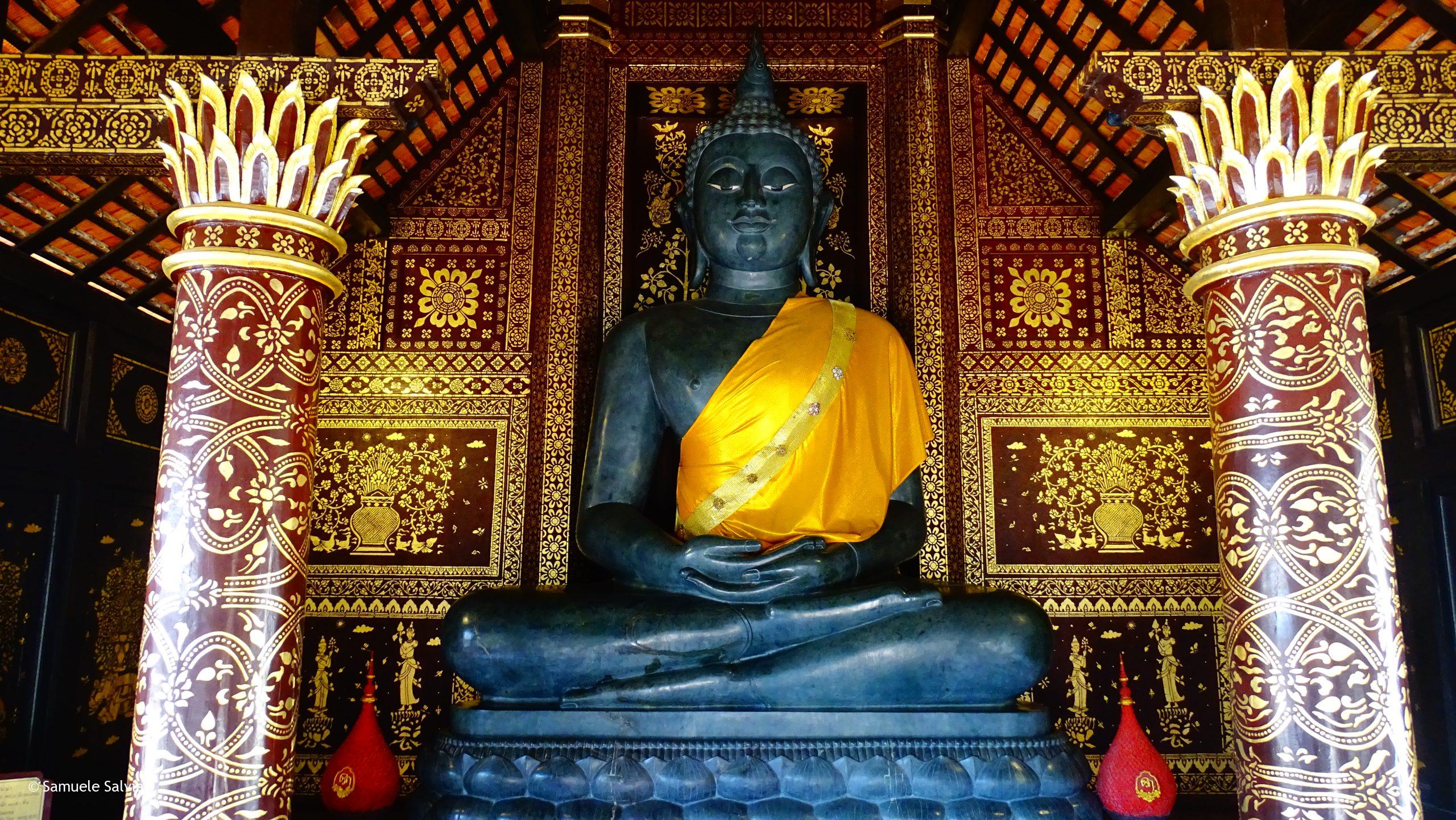 Statua raffigurante il Buddha all'interno del tempio di Chedi Luang.