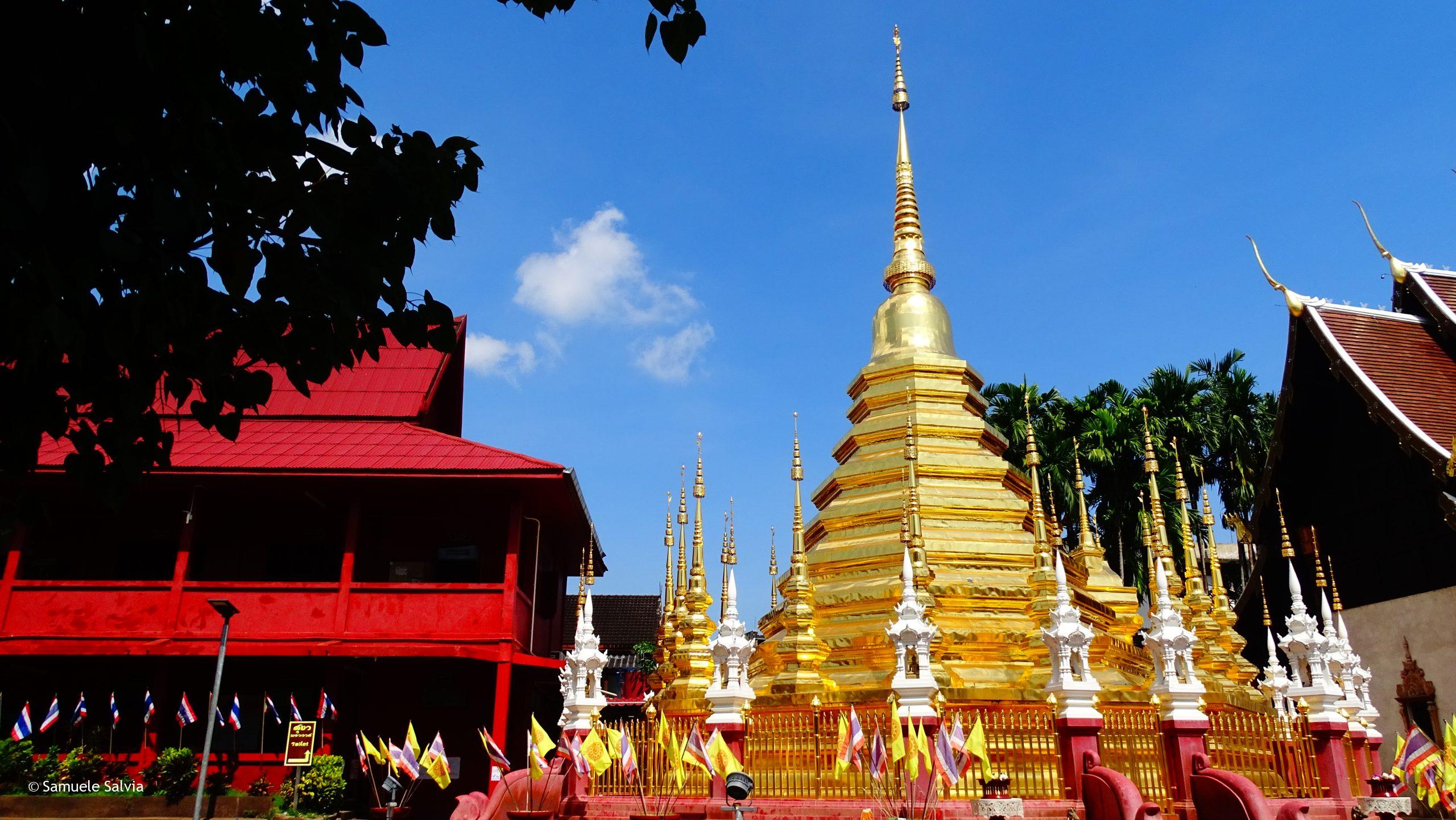 Stupa all'interno del piccolo tempio Pan Thao a Chiang Mai.