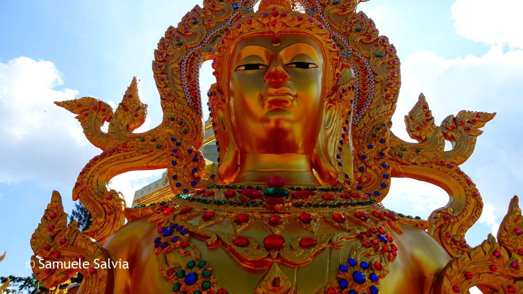 Dettaglio di una statua dorata nel tempio Doi Suthep a Chiang Mai.