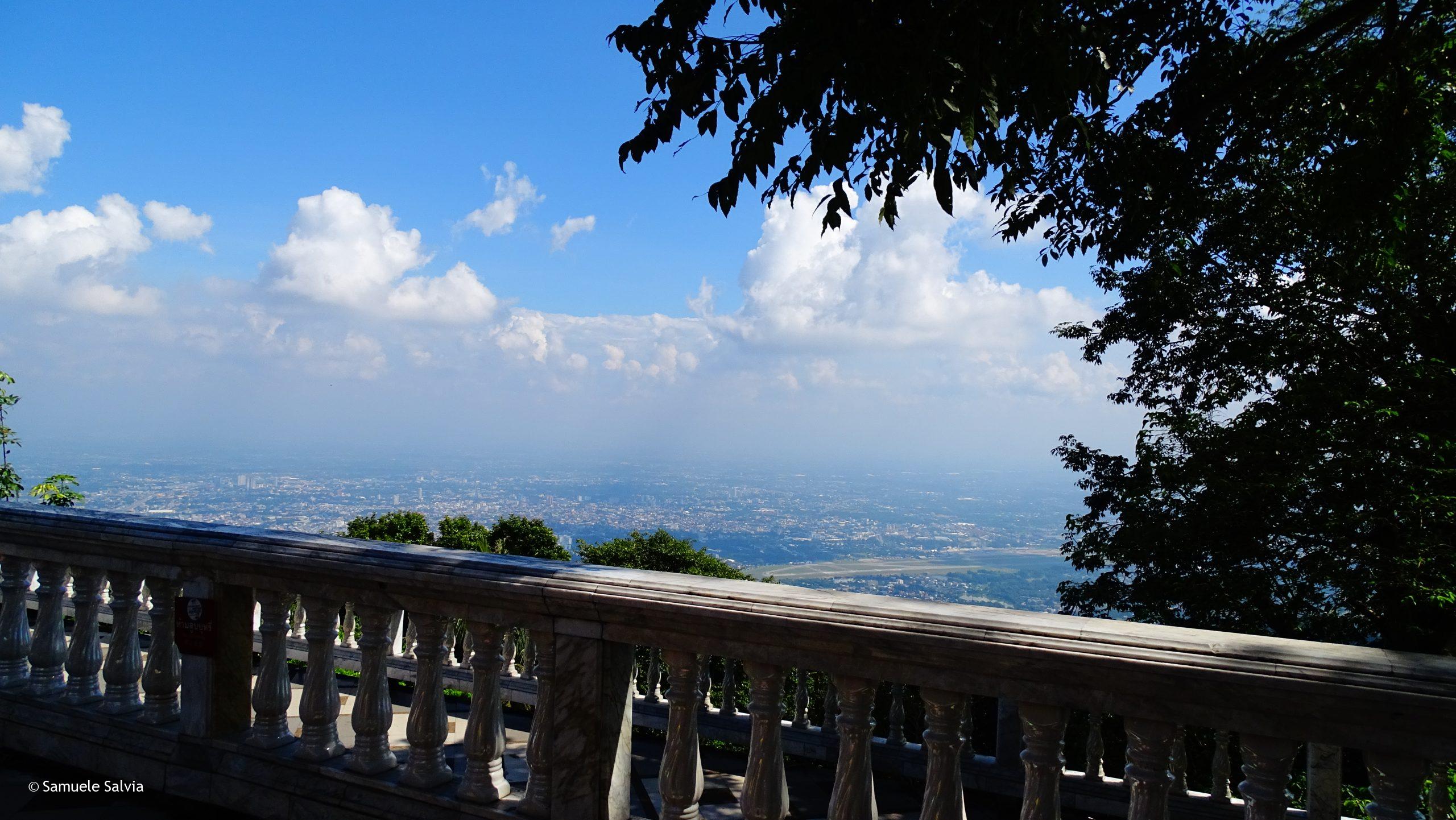 Vista verso Chiang Mai dalla sommità del Doi Suthep.