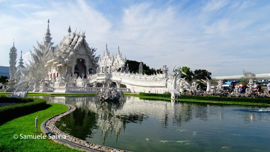 Il Tempio Bianco di Chiang Rai visto dall'esterno.