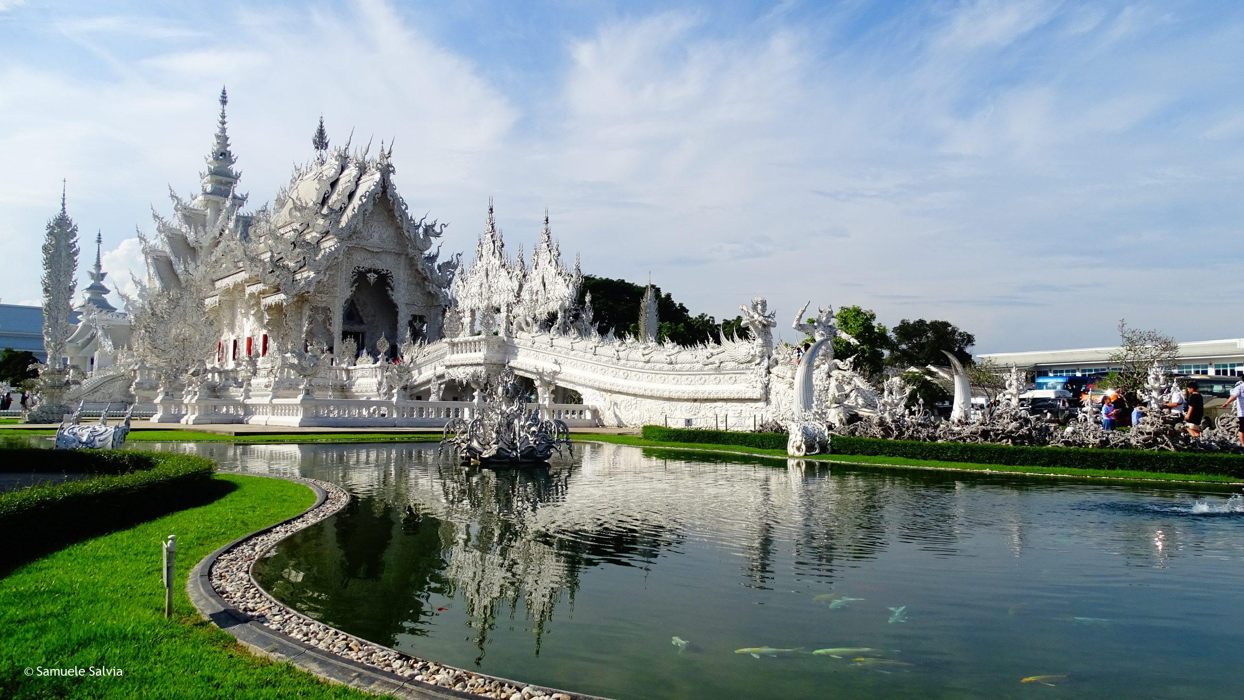 Il Tempio Bianco di Chiang Rai visto dall'esterno.