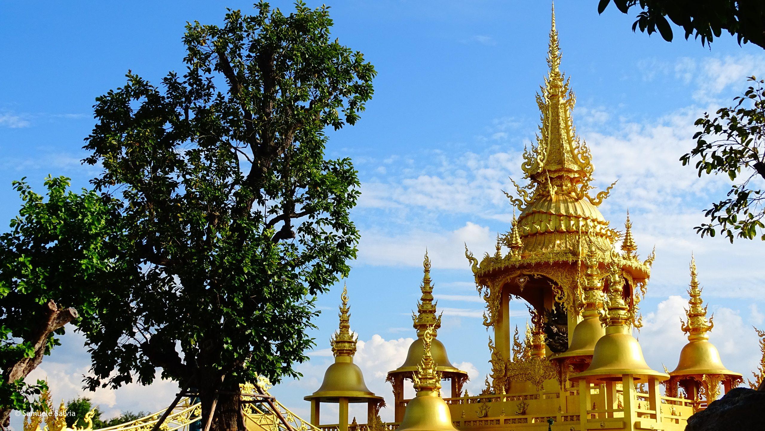 L'edificio dorato all'interno del complesso di Wat Rong Khun.