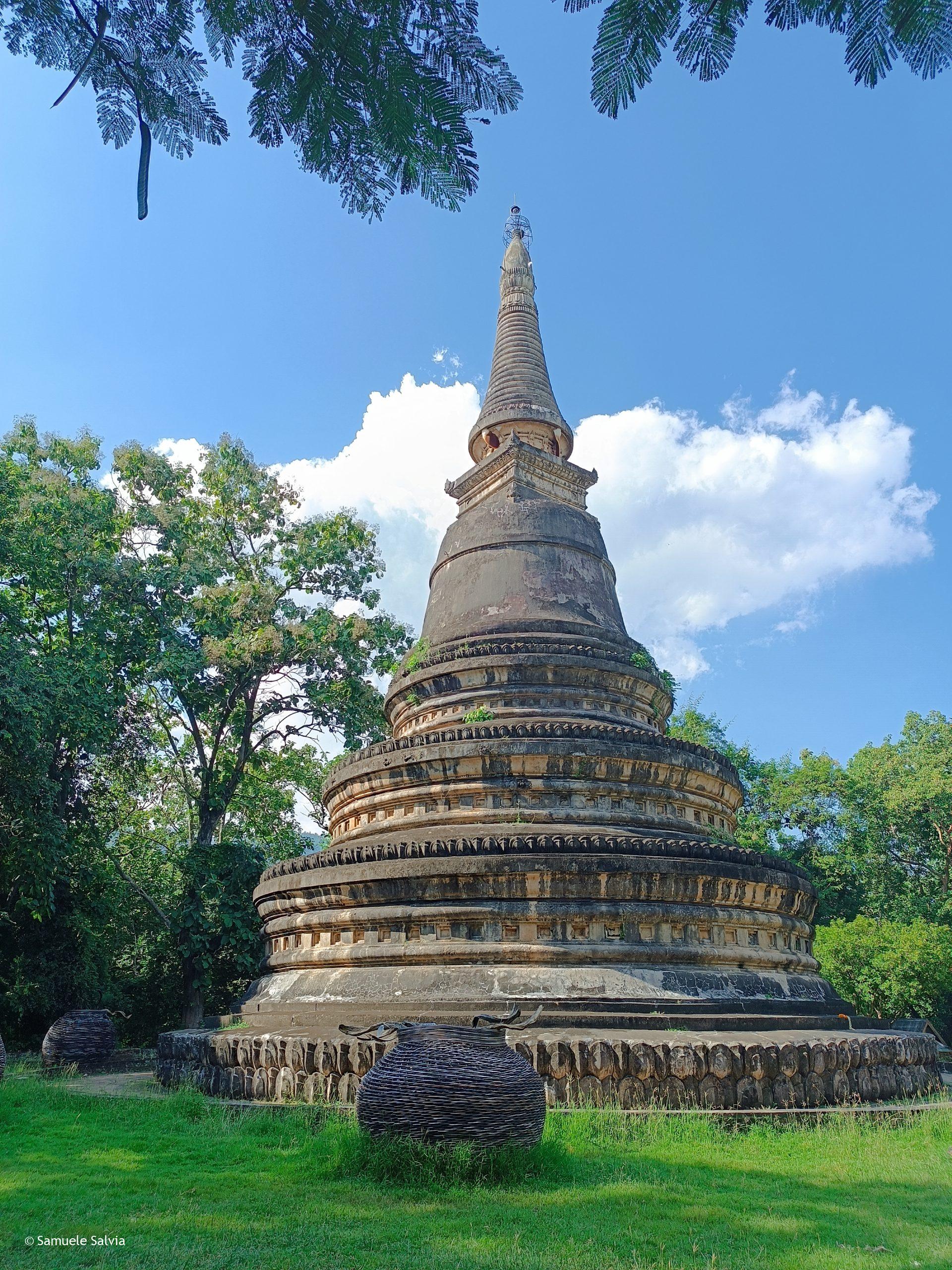 La caratteristica stupa del Wat Umong a Chiang Mai.