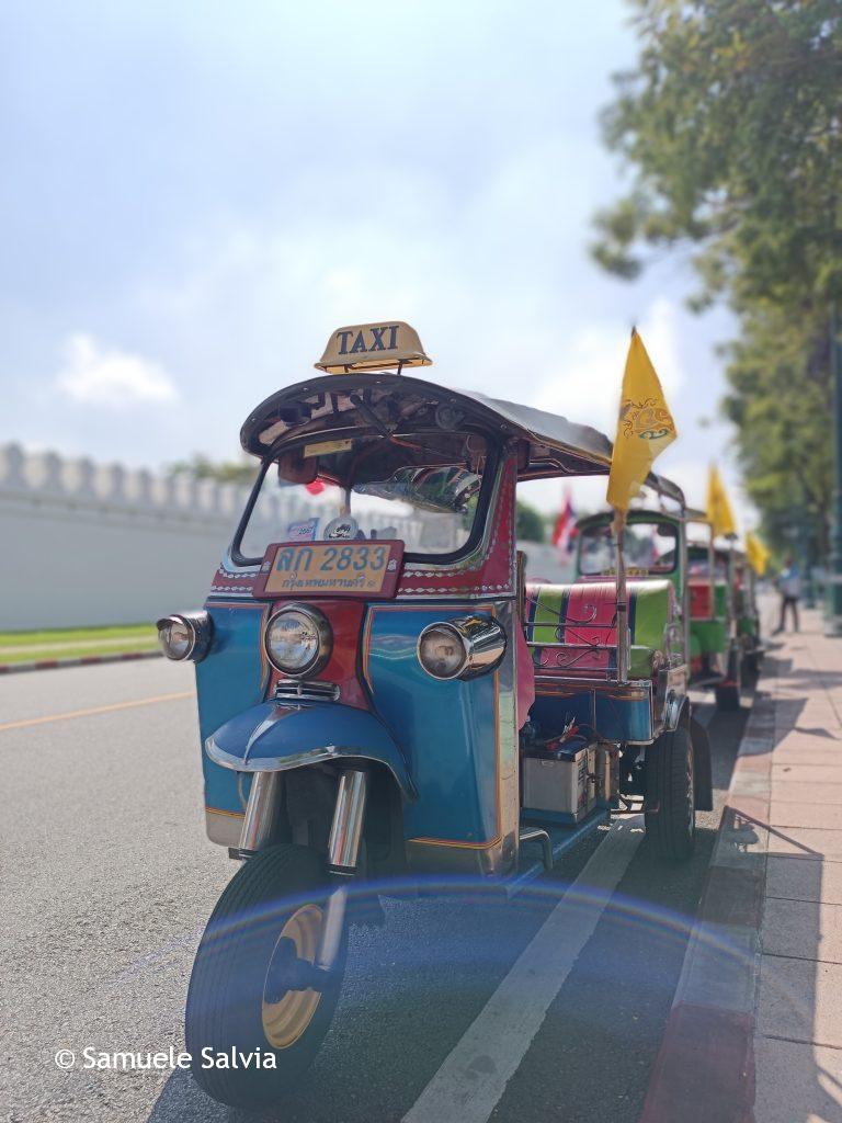 Un tipico tuk-tuk thailandese, un mezzo locale molto utilizzato.