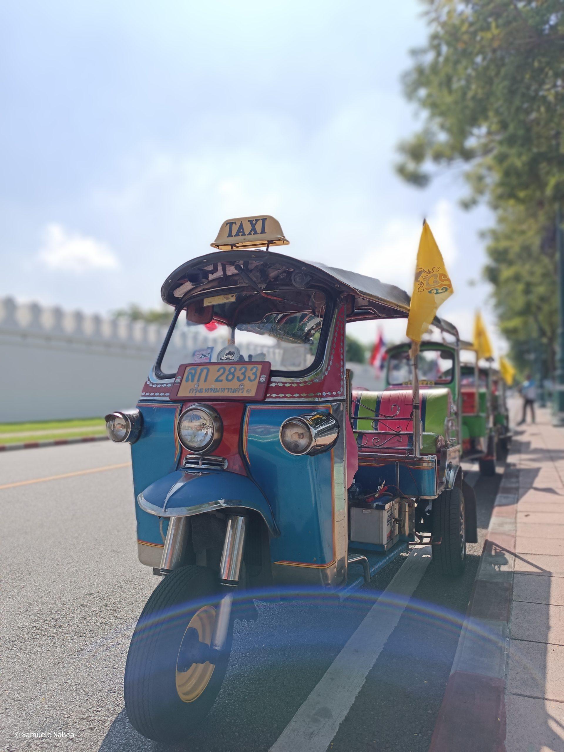 Un tipico tuk-tuk thailandese, un mezzo locale molto utilizzato.