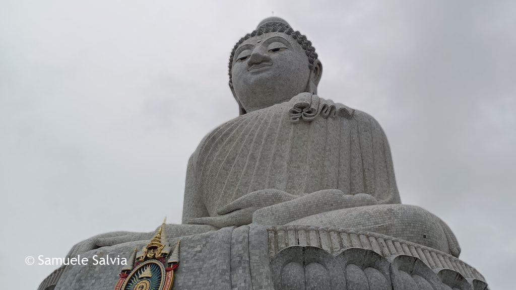 L'imponente statua di Buddha nota come "Big Buddha", sull'isola di Phuket.