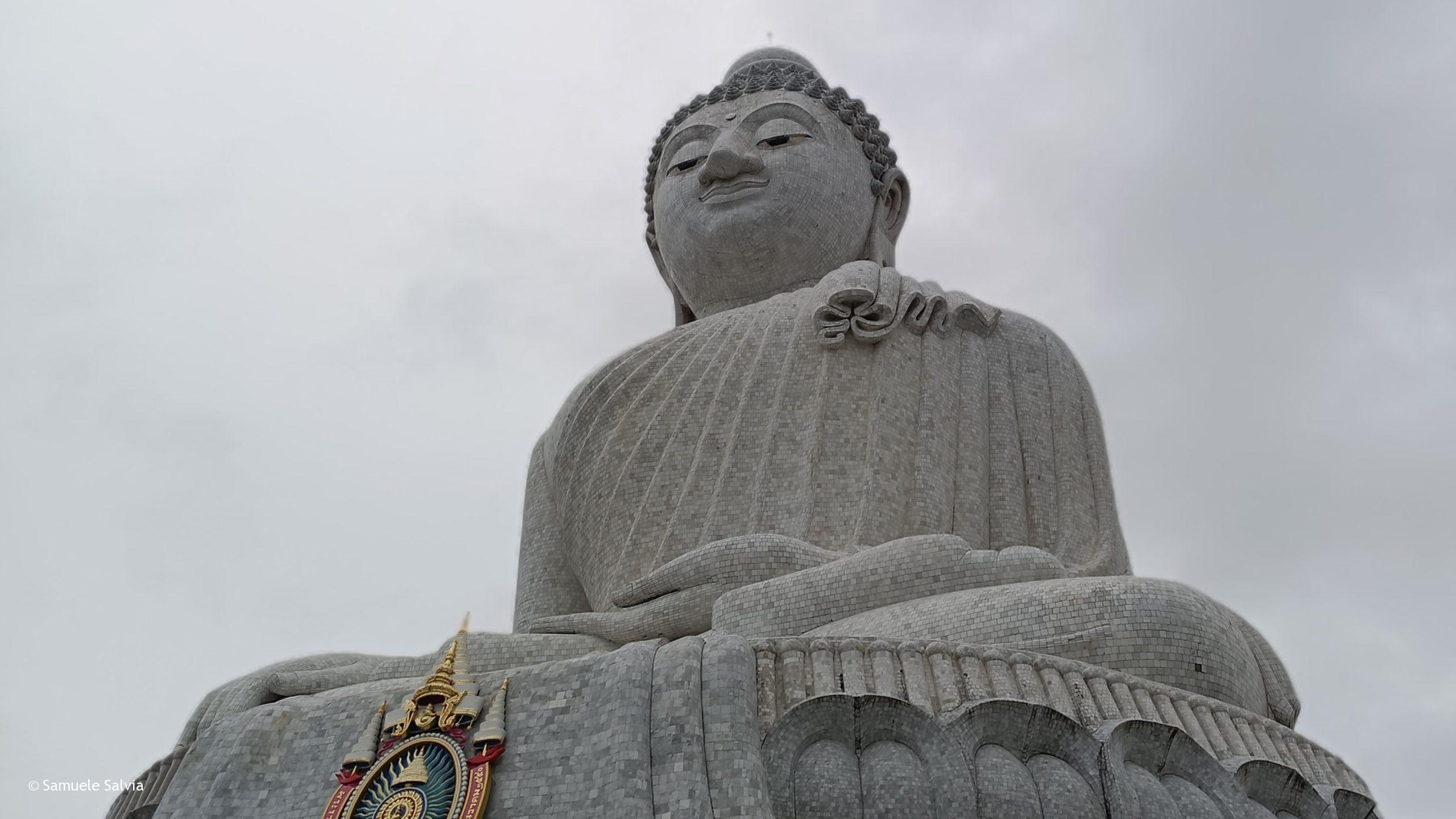 L'imponente statua di Buddha nota come "Big Buddha", sull'isola di Phuket.