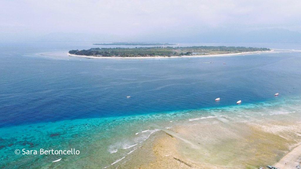 Ripresa aerea delle isole da Gili Trawangan: di fronte le isole di Gili Meno e Gili Air.