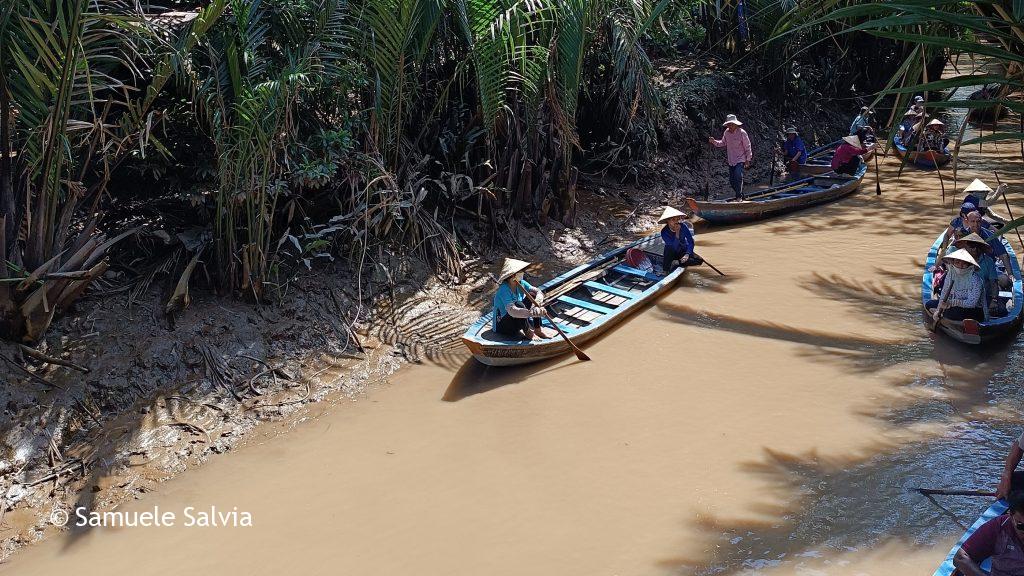 Imbarcazioni tipiche pronte a navigare il corso del fiume Mekong.