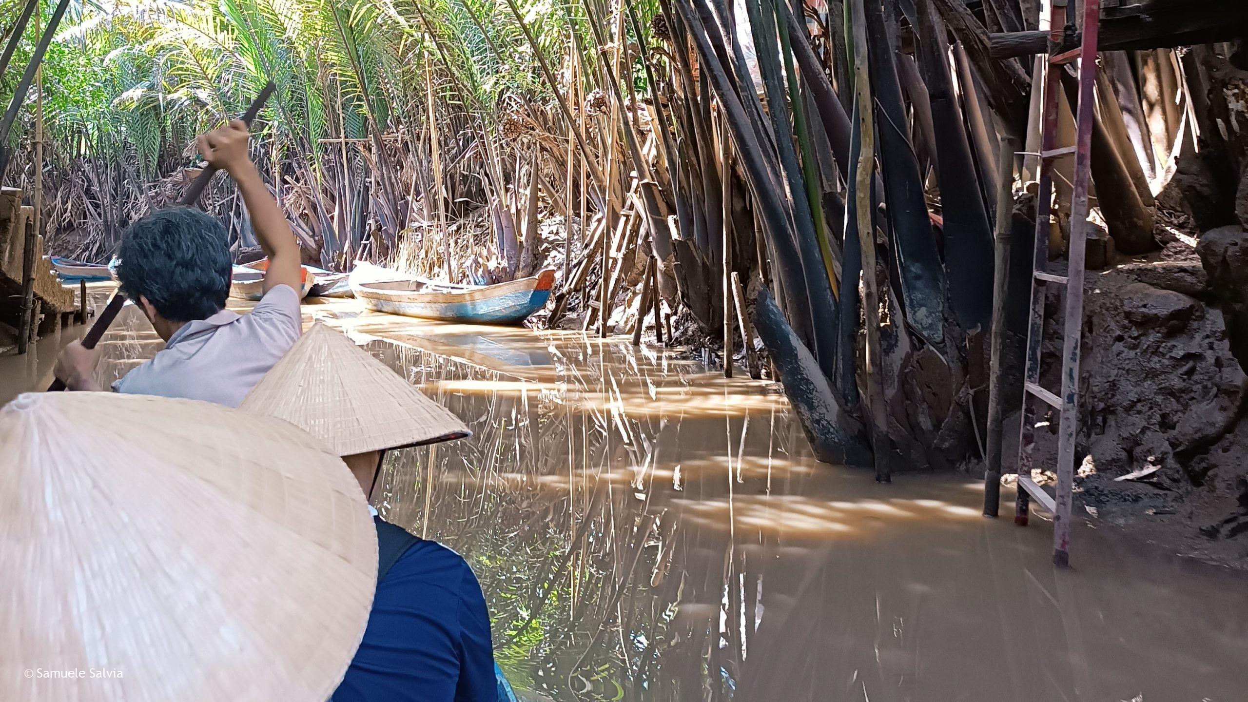 Navigazione sul corso del fiume Mekong.