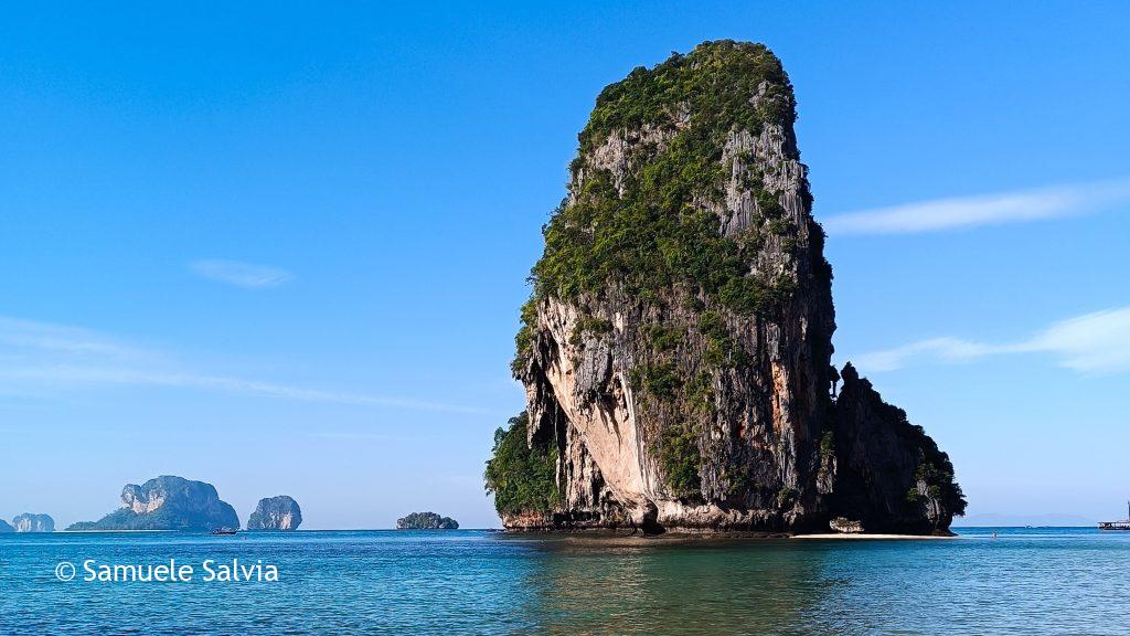 Faraglioni di Ko Rang Nok dalla spiaggia di Phra Nang.