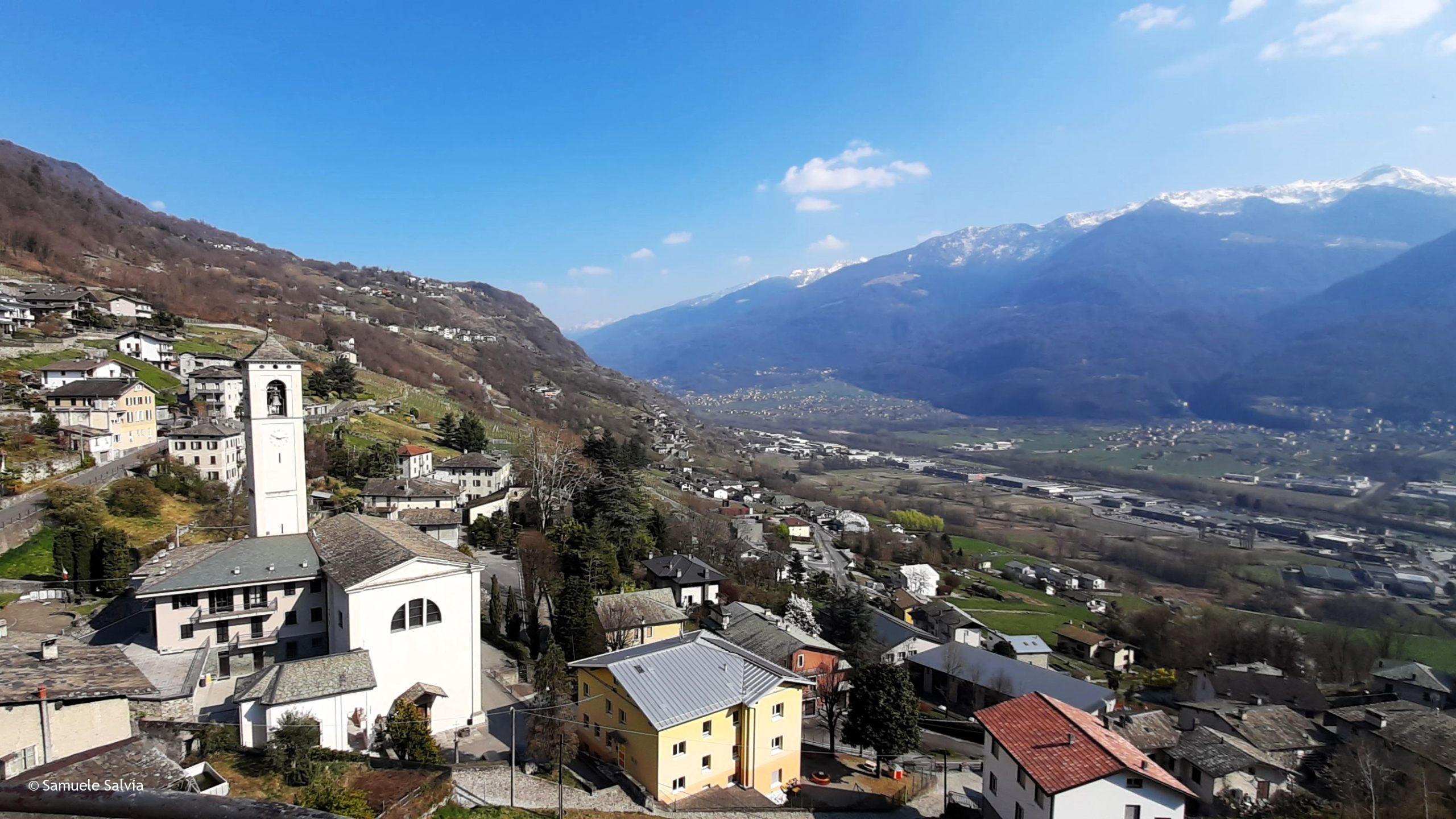 Castione Andevenno e la vista sulla Valtellina, uno dei paesi attraversati dalla Via dei Terrazzamenti.