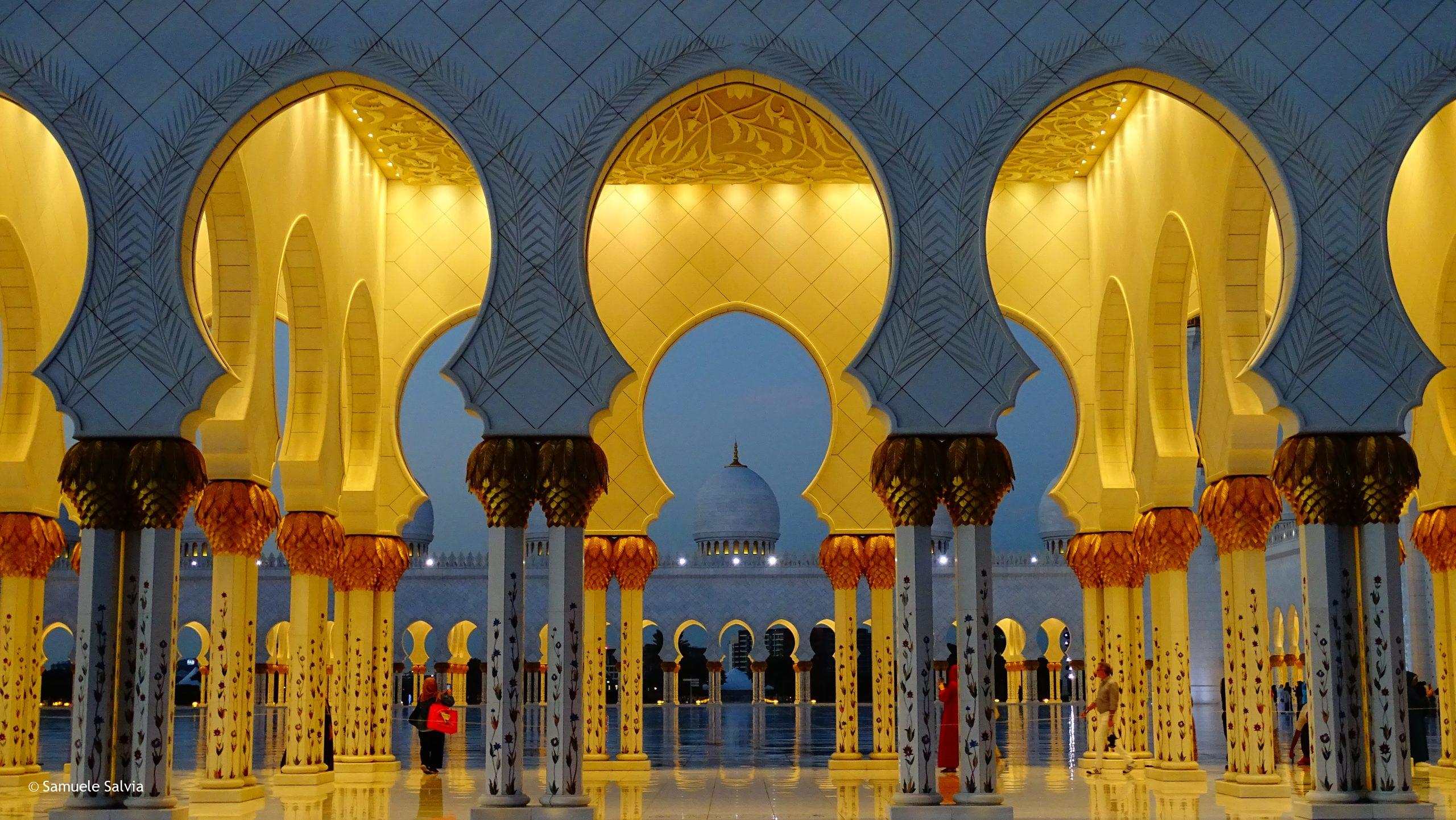 La Grande Moschea al tramonto, con le sue suggestive colonne.