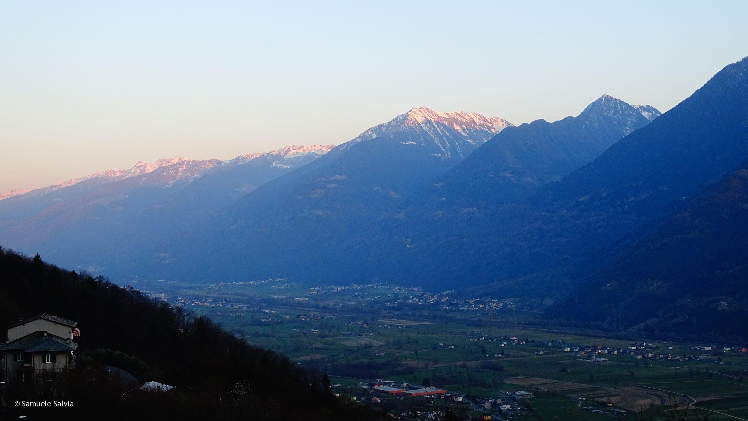 Panorama da Buglio in Monte sulla Valtellina e sulle Orobie.