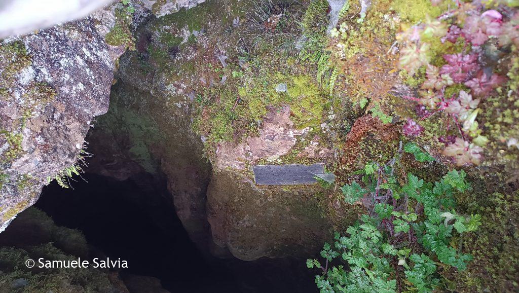 Trekking Como; Ingresso alla Grotta Guglielmo lungo il sentiero che scende dal Monte Palanzone