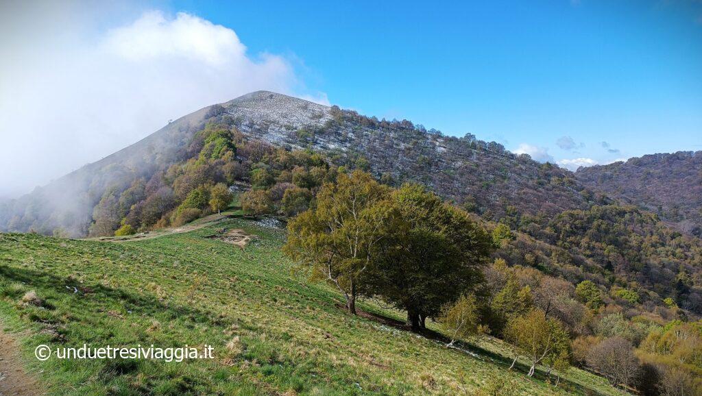 Trekking Como; La cima del Monte Palanzone lungo il sentiero che sale dalla Colma di Sormano.