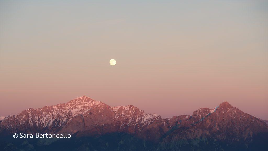 Trekking Como;La Luna tramonta sulle Grigne, vista dal Monte Palanzone.