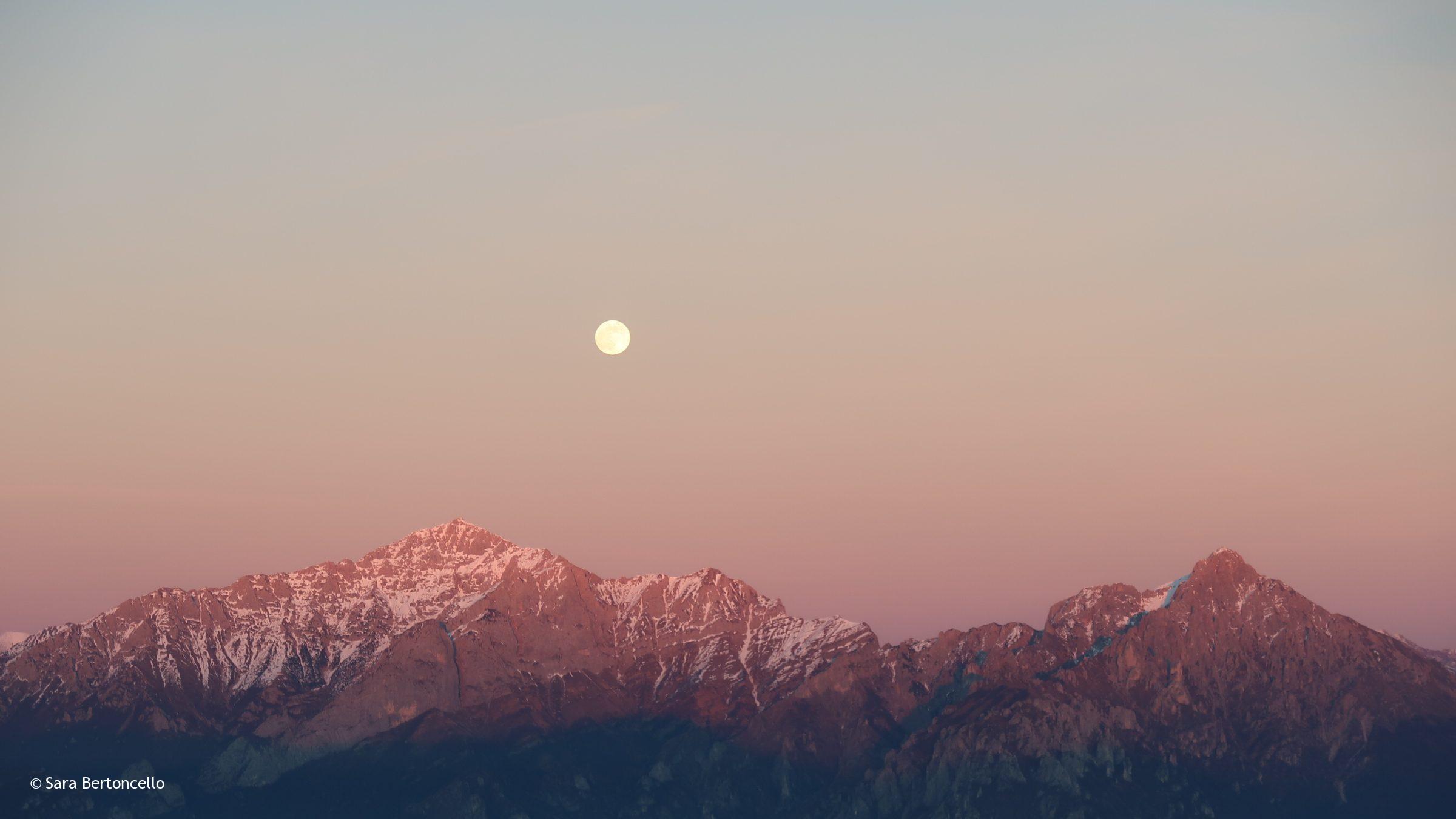 Trekking Como;La Luna tramonta sulle Grigne, vista dal Monte Palanzone.