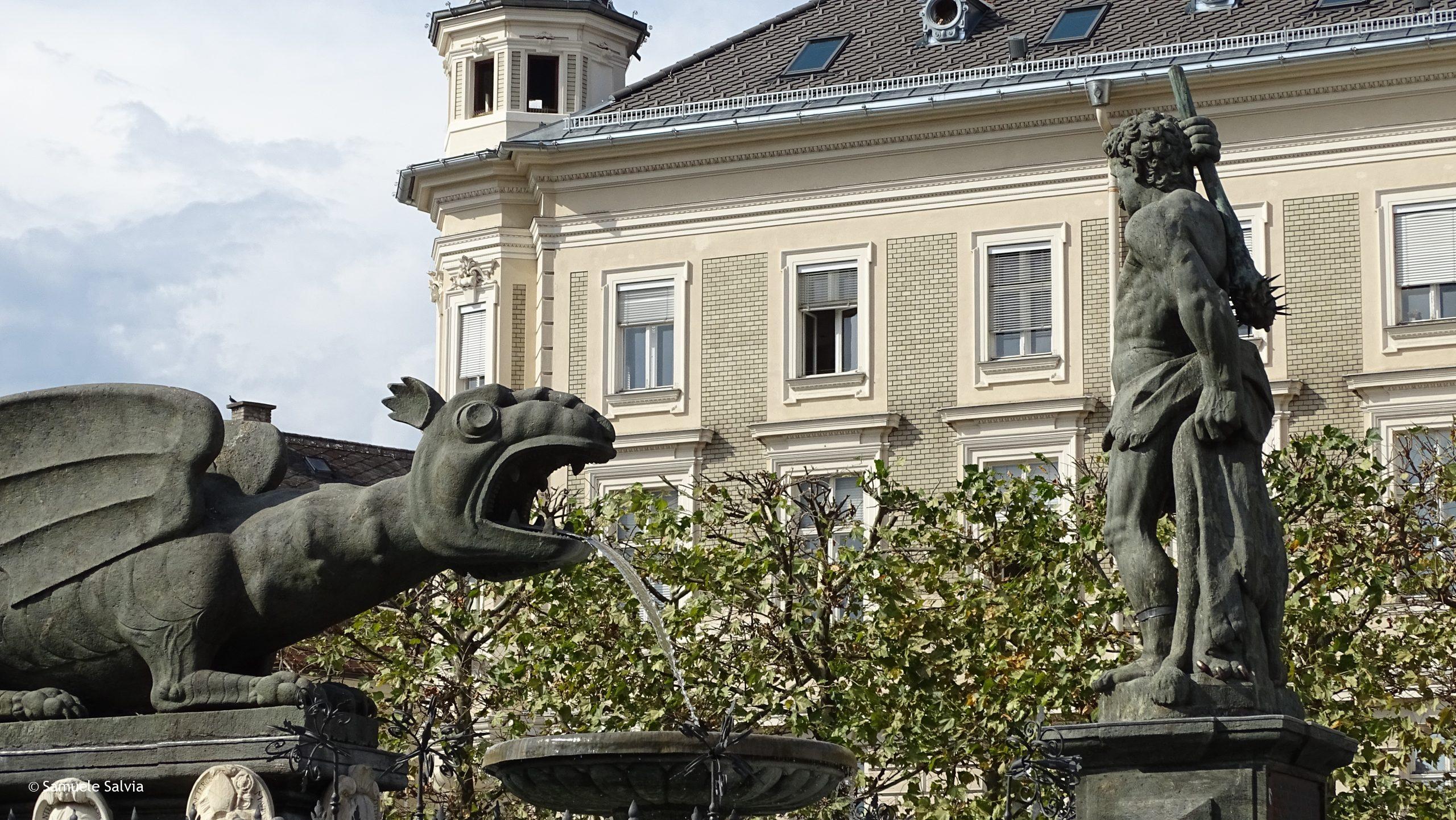 Il monumento al Lindwurm, la creatura che secondo la mitologia locale tormentava la città di Klagenfurt, capoluogo della Carinzia.