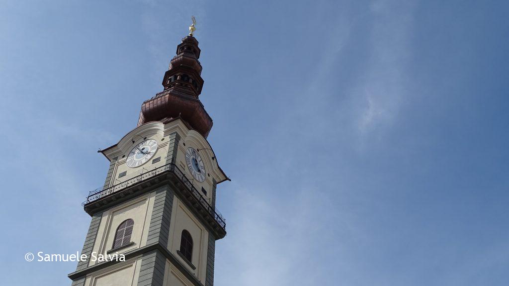 Il campanile della chiesa di Sant'Egidio a Klagenfurt, Carinzia. È possibile salire fino alla balconata sottostante l'orologio per vedere la città dell'alto.