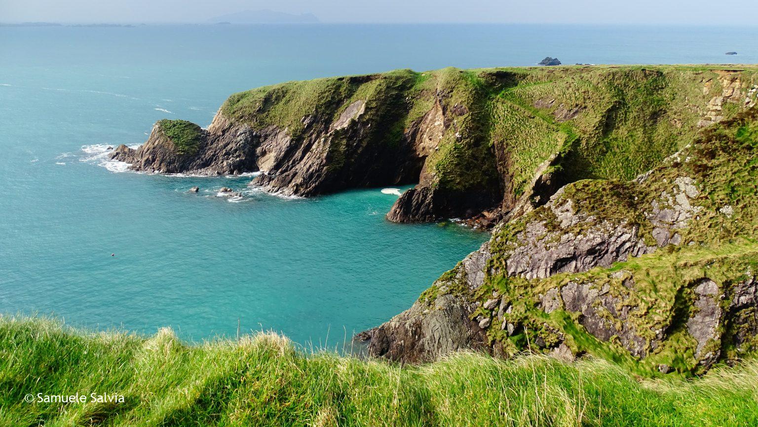 Guidare in Irlanda; Panorama da Dunquin Pier, una delle tappe da non perdere lungo la Slea Head Drive.