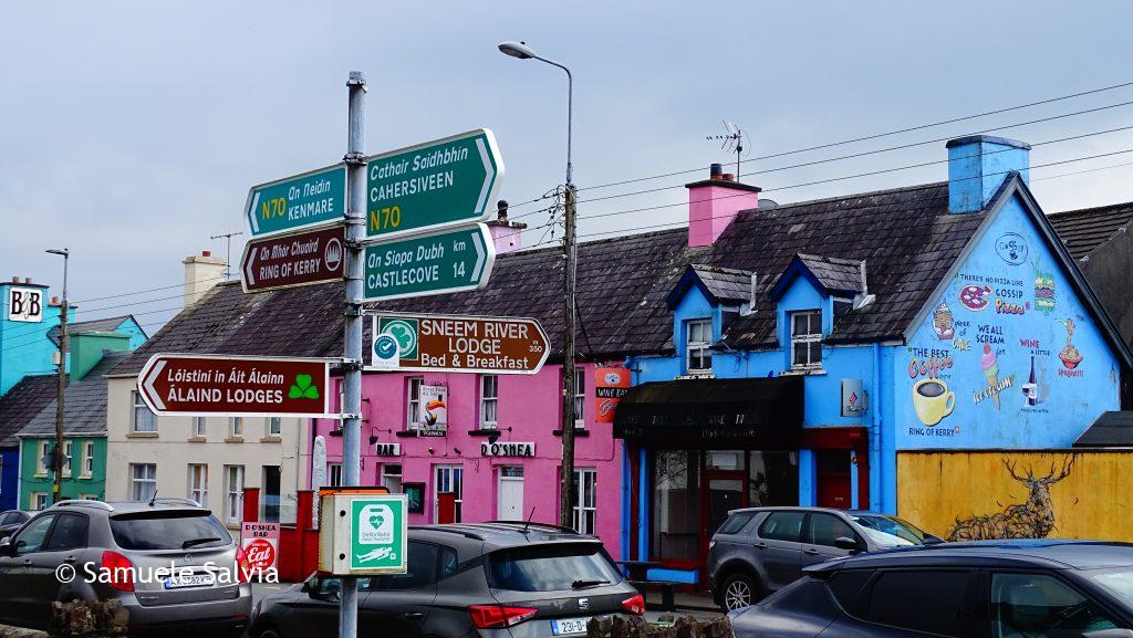 Guidare in Irlanda; la coloratissima cittadina di Sneem, lungo il Ring of Kerry.