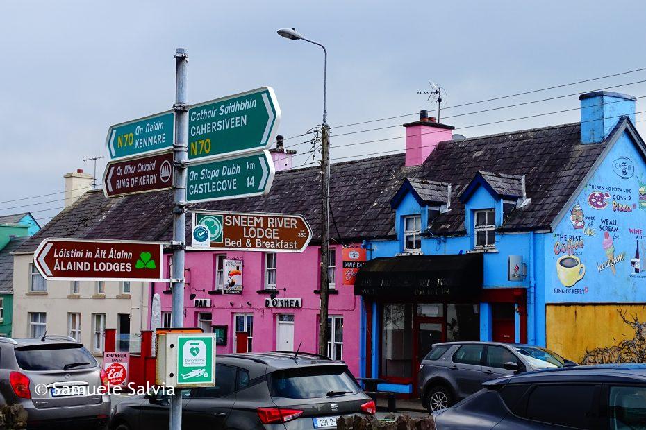Guidare in Irlanda; la coloratissima cittadina di Sneem, lungo il Ring of Kerry.