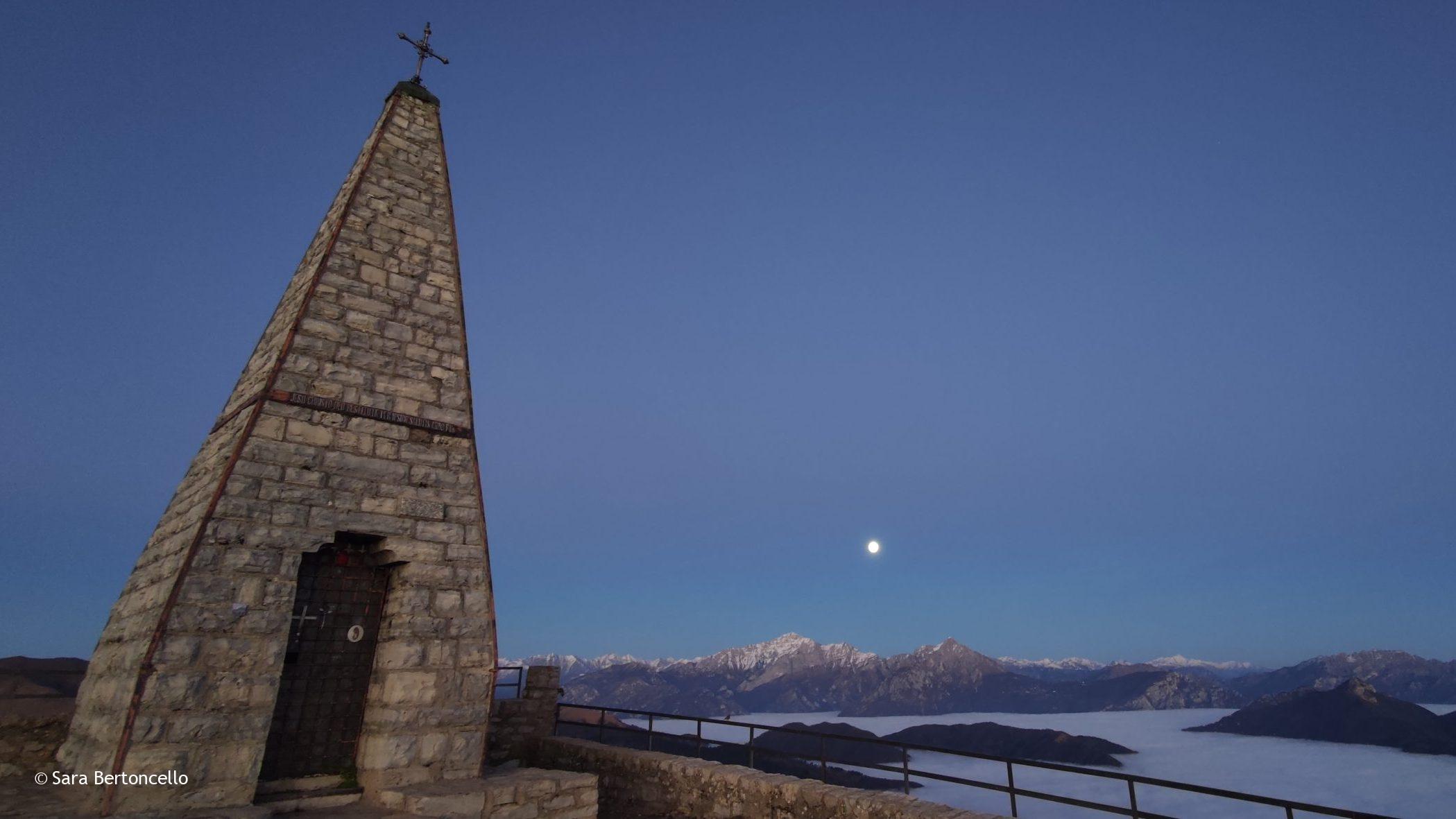 Trekking Como; La cappella in cima al Monte Palanzone.