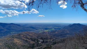 Vista verso sud dal Piambello: in lontananza Milano e gli Appennini; più vicino la Valceresio, spicca il Monte Useria.