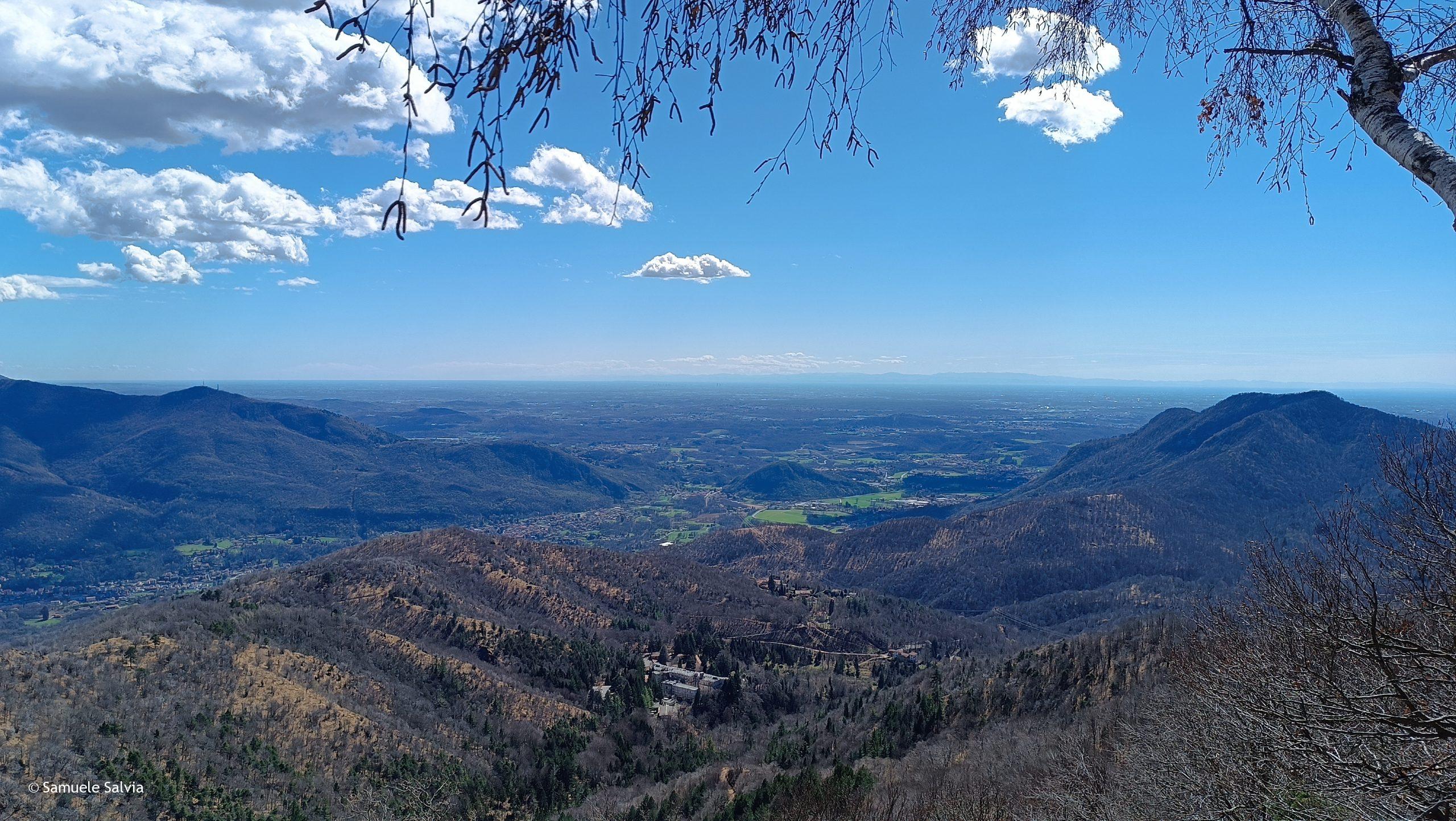 Vista verso sud dal Piambello: in lontananza Milano e gli Appennini; più vicino la Valceresio, spicca il Monte Useria.