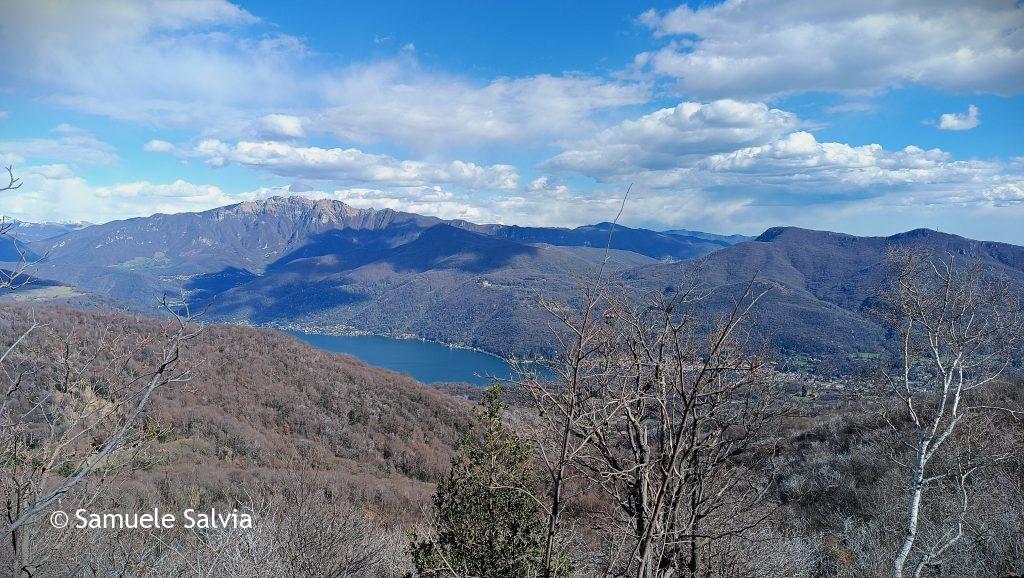 Visuale dal Monte Piambello verso il Lago Ceresio e il Monte Generoso.