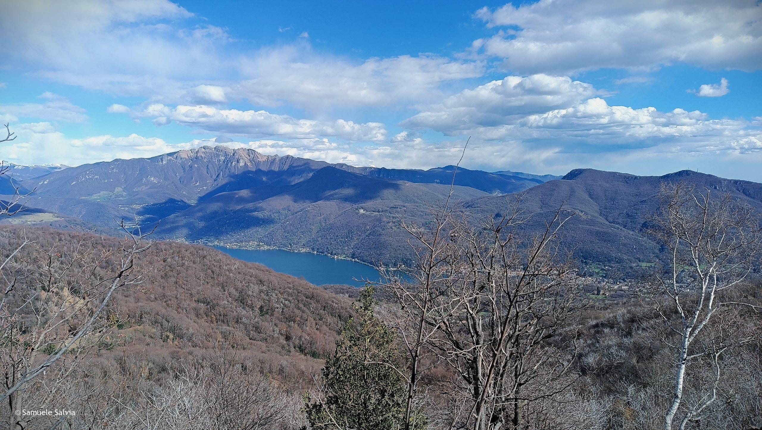 Visuale dal Monte Piambello verso il Lago Ceresio e il Monte Generoso.