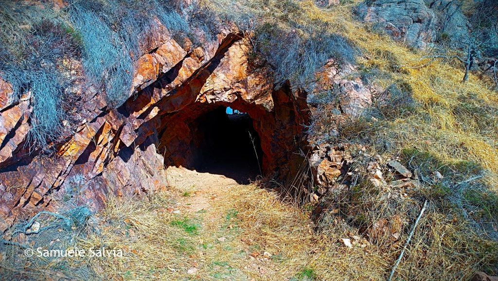 Ingresso del primo cunicolo a Rocce Rosse, raggiungibile con una deviazione dal sentiero che scende dal Monte Piambello.