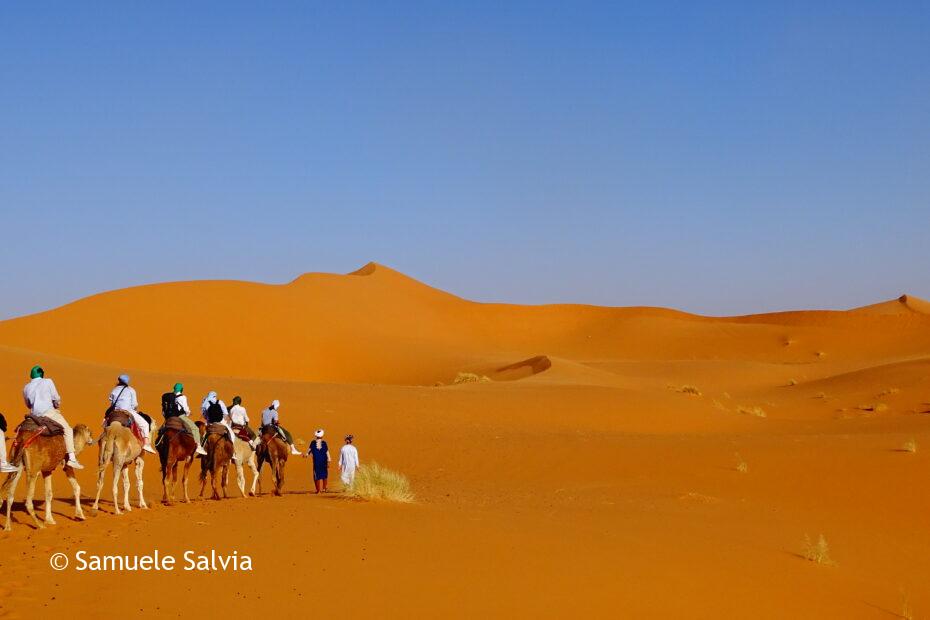 Carovana di turisti nel deserto del Sahara - tra le dune di Merzouga.