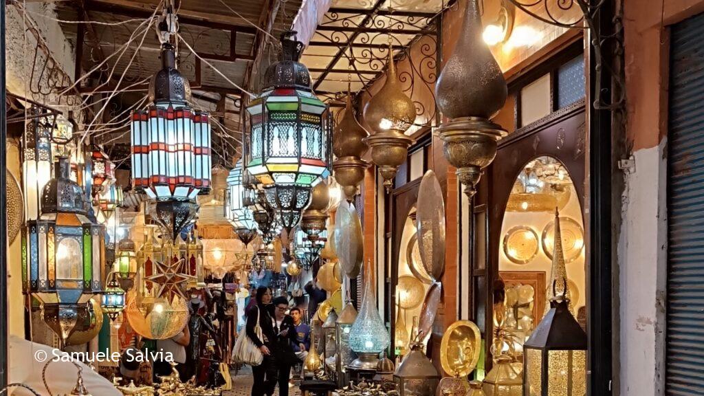 Il souk delle lanterne a Marrakech, dove operano i fabbri.
