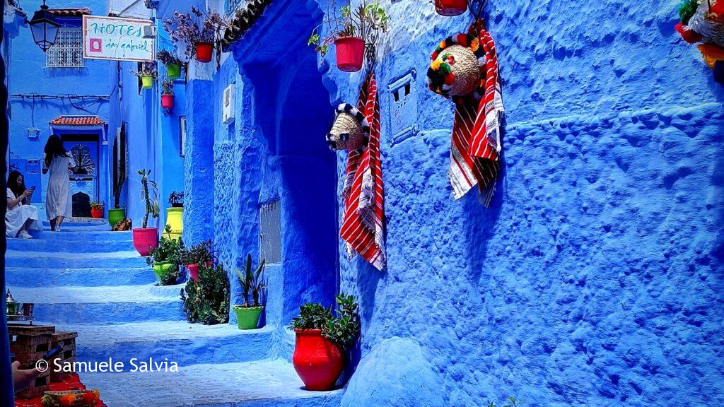 Uno dei punti più celebri di Chefchaouen, la città blu del Marocco.