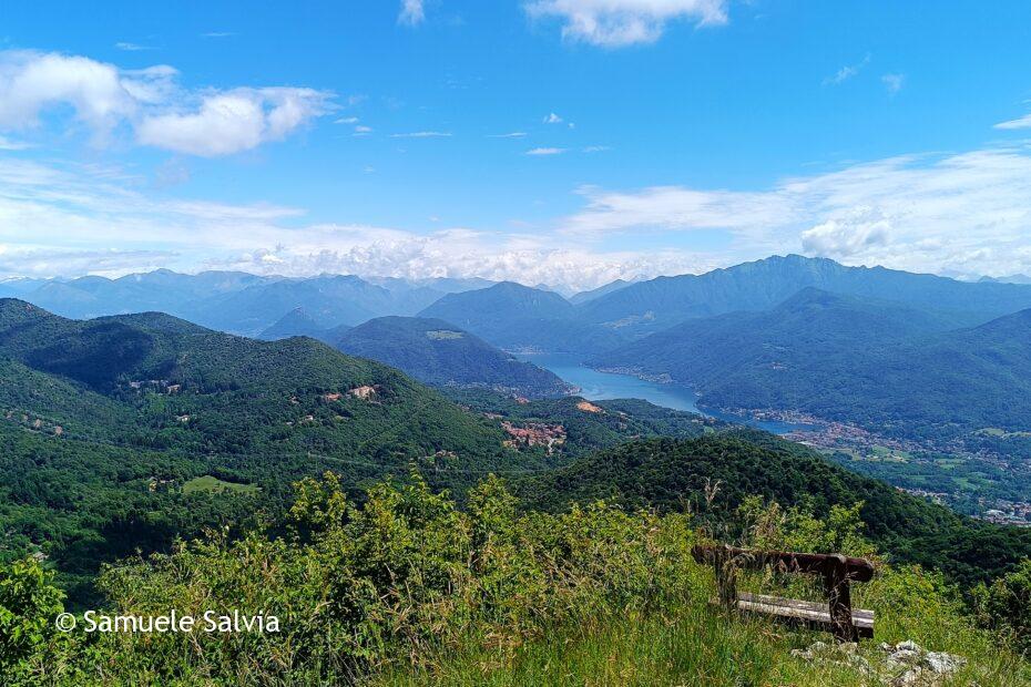 L'iconica panchina del Poncione di Ganna, che guarda verso il Lago Ceresio e il Monte Generoso.