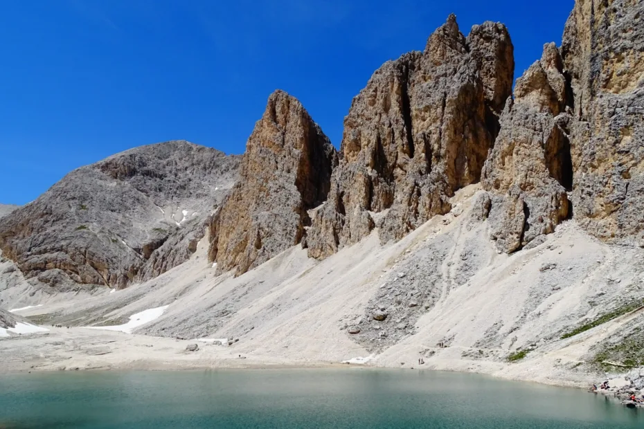 Il Lago di Antermoia, uno dei luoghi più suggestivi della Val di Fassa.