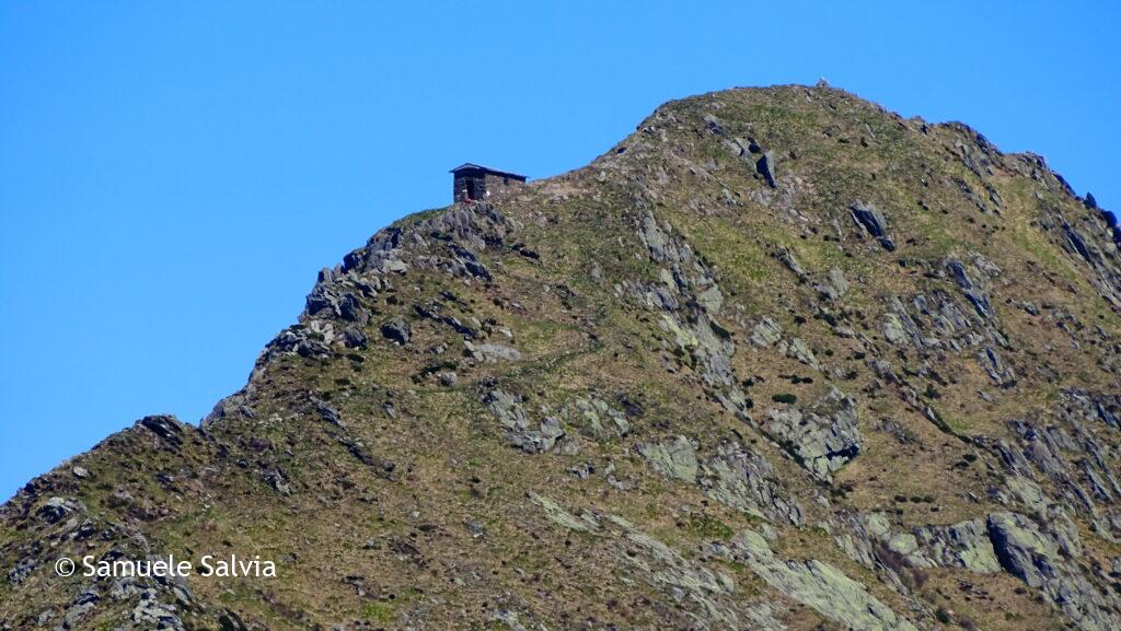 Il bivacco del Pizzo Marona è ben visibile dal Monte Todano, ma è raggiungibile solamente tramite un sentiero EE da i Balmit.