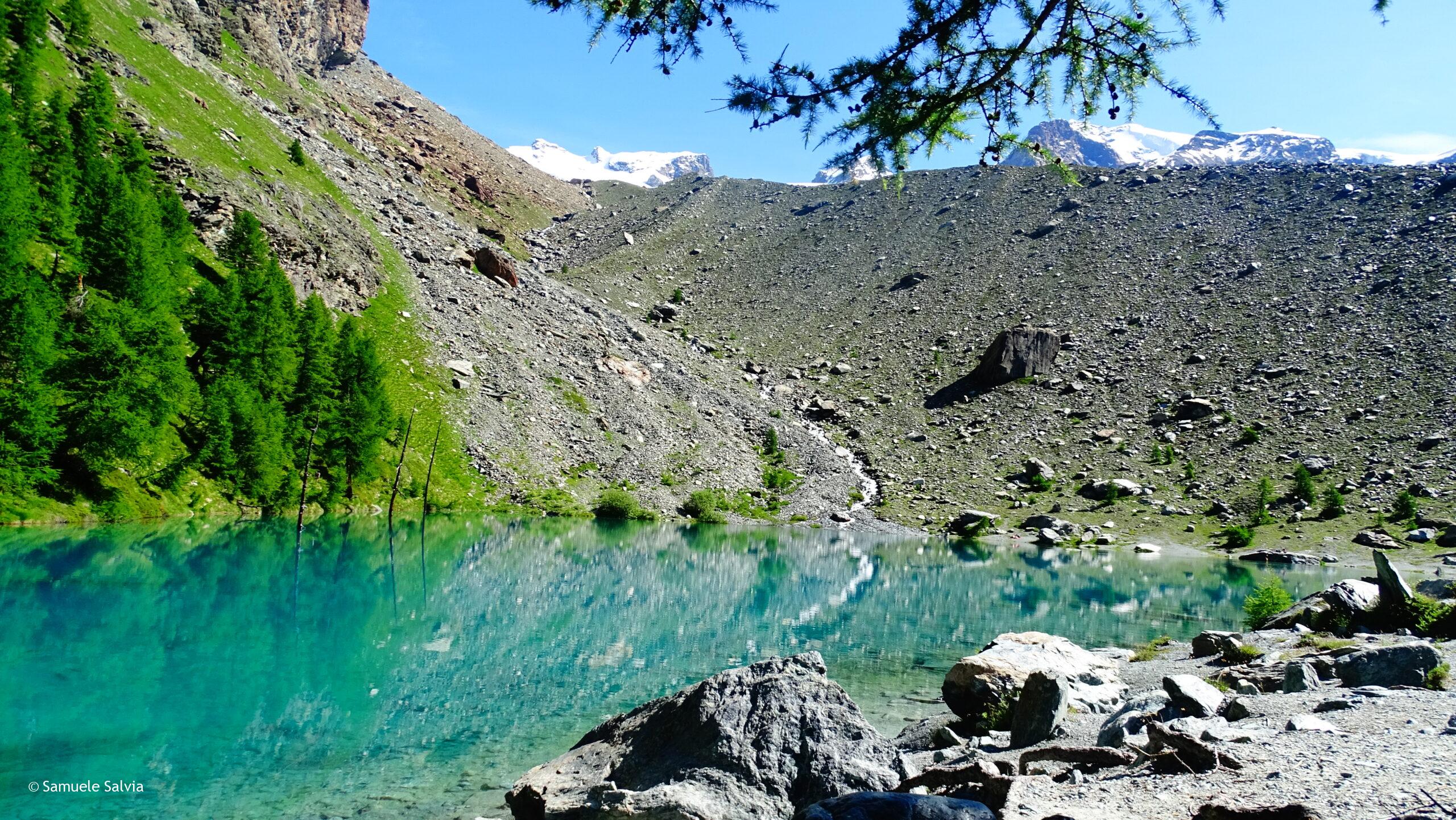 Il meraviglioso Lago Blu, gioiello della Val d'Ayas.