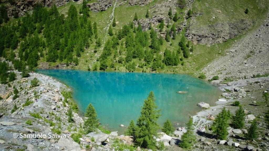 Il Lago Blu visto dalla sommità del versante roccioso che lo sovrasta.