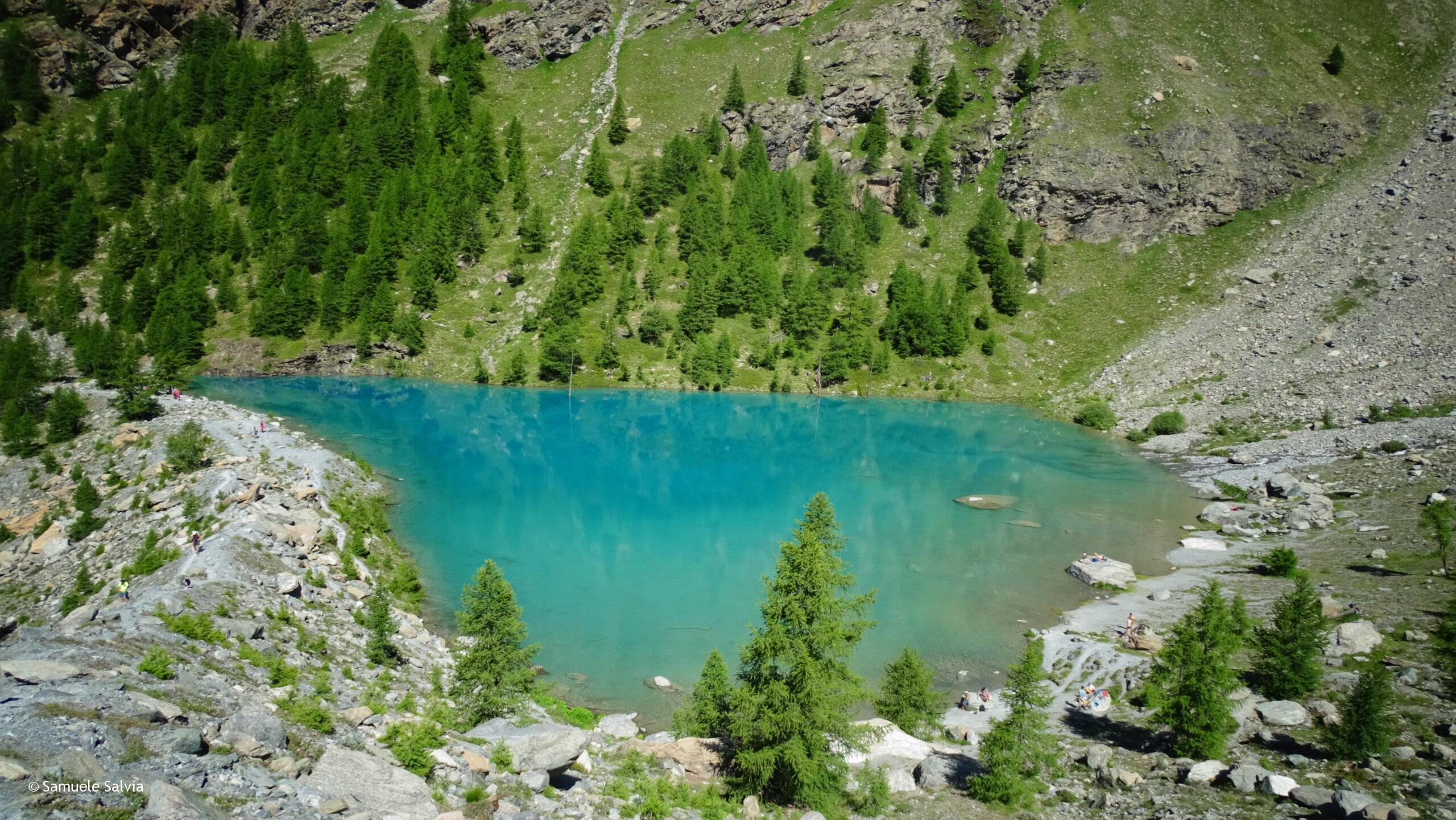 Il Lago Blu visto dalla sommità del versante roccioso che lo sovrasta.