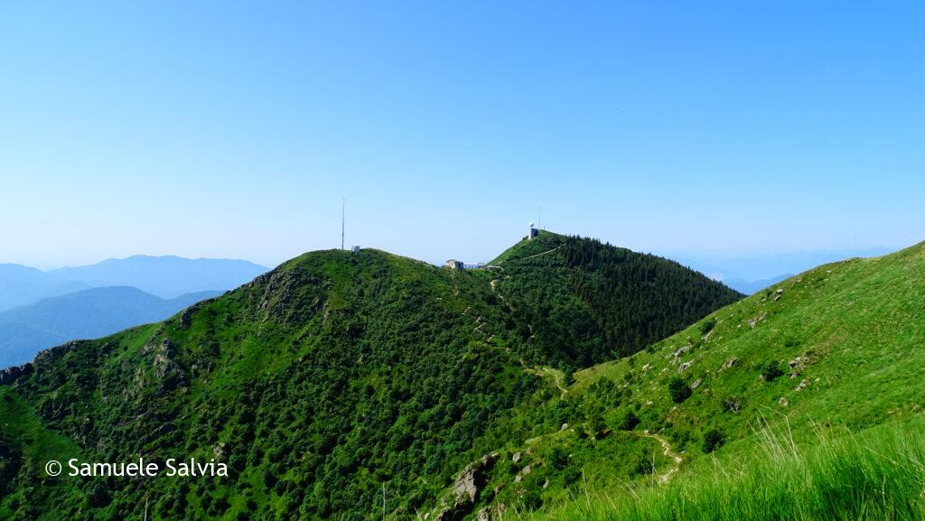 Il Monte Lema visto dal sentiero che si inoltra lungo la dorsale Lema-Tamaro.